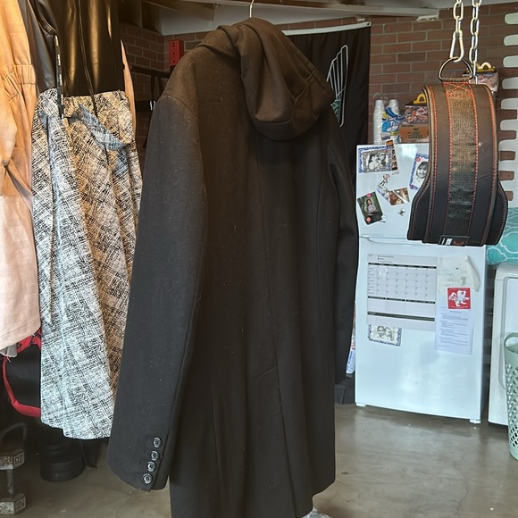 Selling a Guess polyester coat - Picture 3 of 7